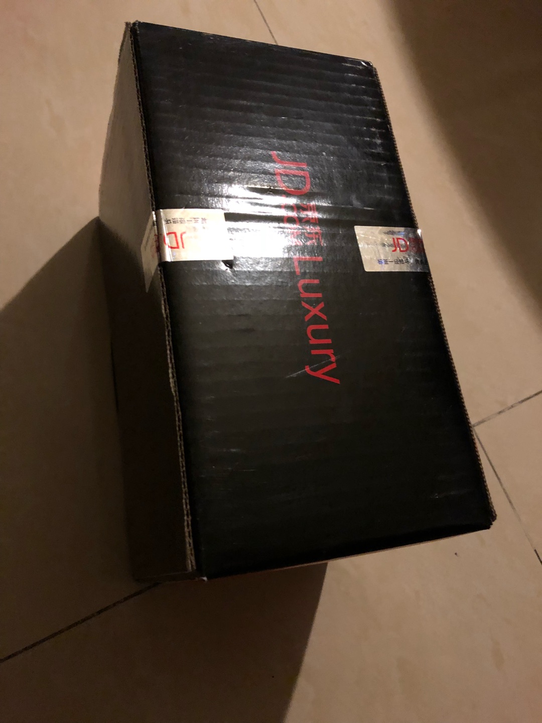 小款包包,很喜欢,是想要的大小。可以放手机,一把小的遮阳伞,适合夏天用。