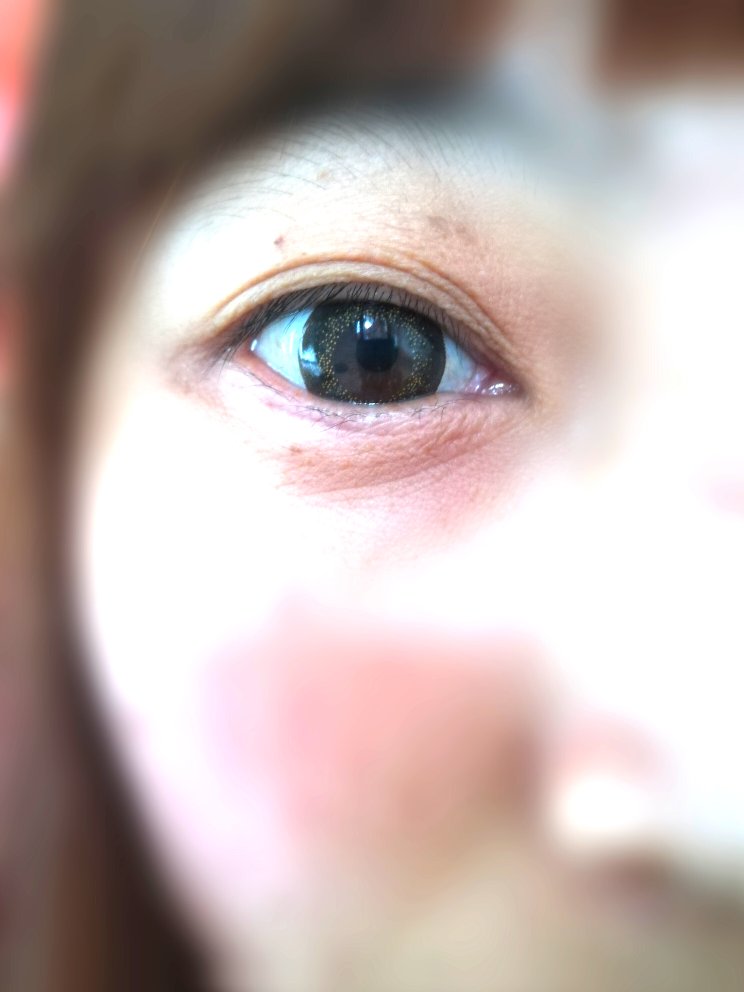 真的挺不错的,我算是第一次戴隐形眼镜吧,费了好大劲才戴上 刚带上有点点磨眼镜 活动了几下就好了,带了三个多小时,有点点干 并没有什么不舒服。包装也很不错,星光褐戴上挺好看的 显着眼睛也有神了。下次需要还会来的(皮肤不好,请忽略)