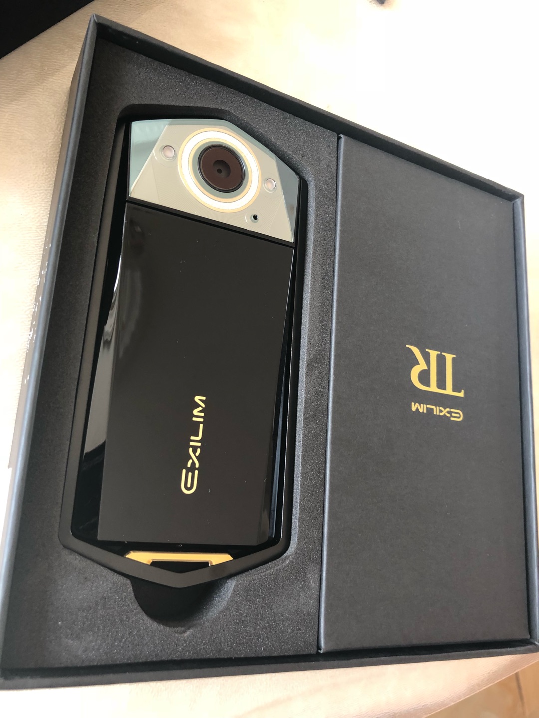 相机收到了,还有赠品,很喜欢?像素自己调节的,很简单