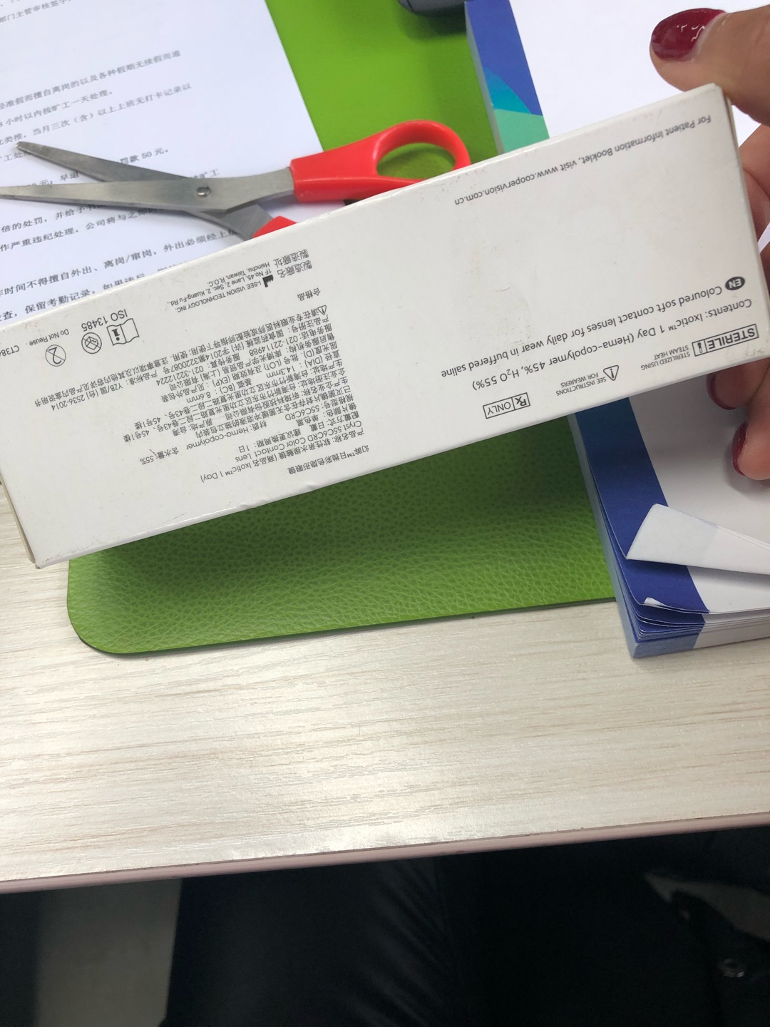 包装很脏!隐形眼镜偏棕色,巧克力色吧