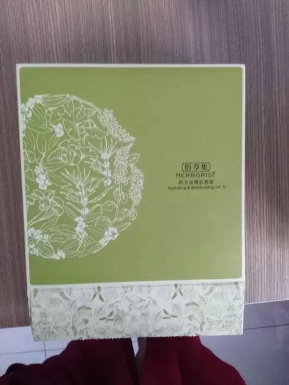 这一套护肤品买的还是很划算的,最近一直在用这个牌子的,感觉国货其实也挺好的,比较适合这个天气我的皮肤