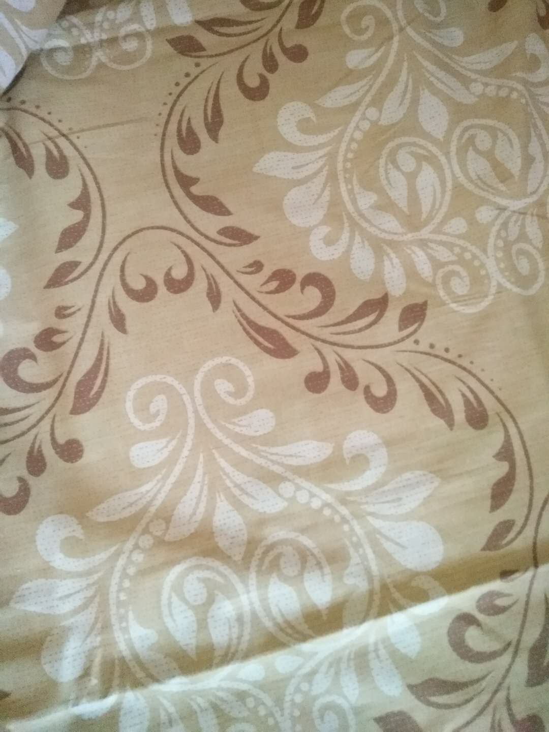 产品有严重色差,几次找客服暂不能服务,什么意思啊,被套也很薄,床单质量差差差,根本不值这个价钱,我还是第一次上买东西,没想到好失望,主要是材料太粗造了,早知道还不如去店里买了,要下手的一定小心啊,无语了!!!