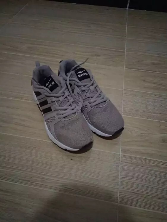 鞋子还没穿过,但是实物跟照片差不多,值得购买。