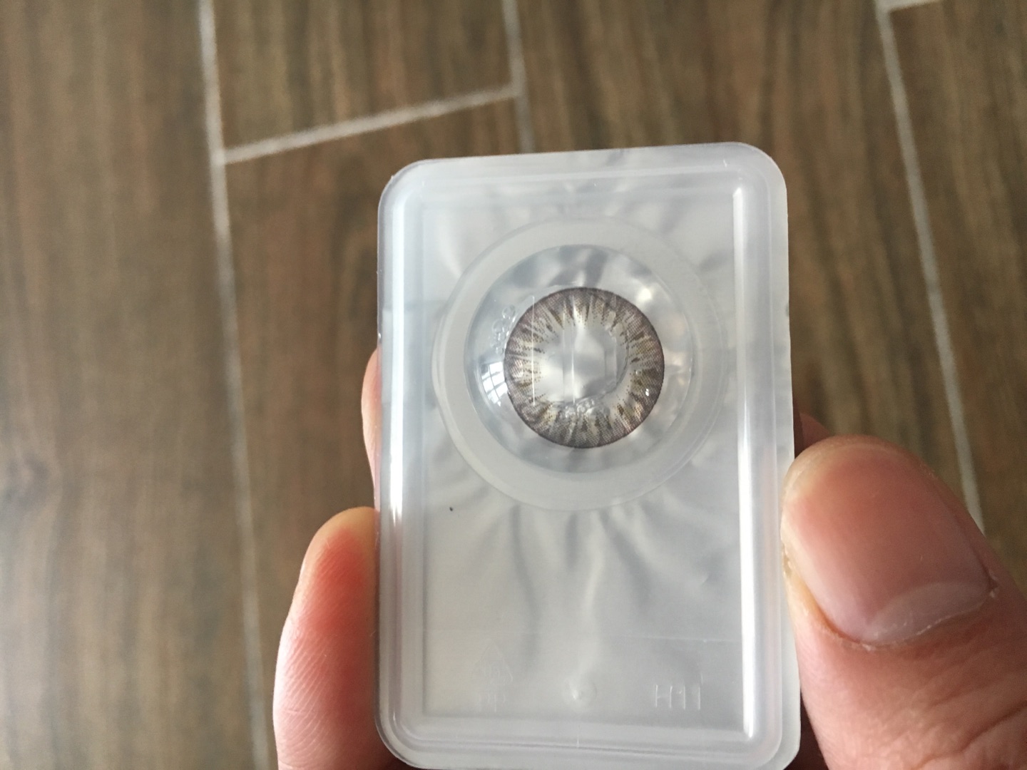 瞳孔颜色问题戴上并不明显,镜片很软挺舒服,生产日期见图。好评~