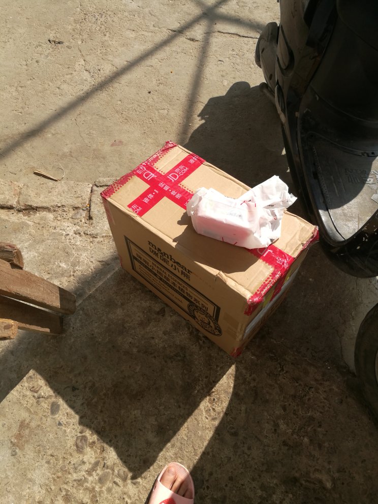 第一次买这牌子洗衣液,听朋友说还不错,打开看跟超市一样应该是正品,物流也很快了非常满意