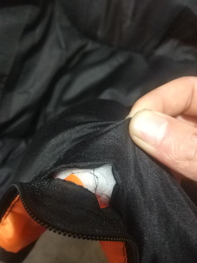 里面的布料一点都不好,还破了一点