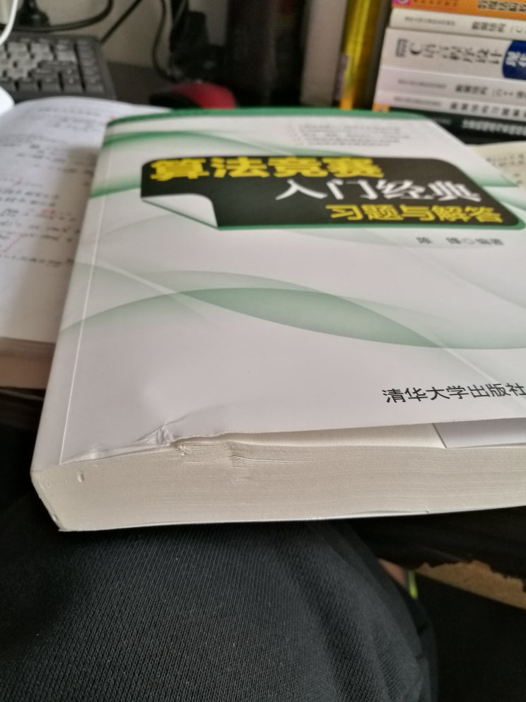 有破损的地方,主要是快递包装太差了,就一个薄薄的黑袋子,挺生气的,不过好在客服处理还挺满意,估计也知道书没存货了。书内容不错,书香节活动也挺好,尽管大额满减券永远抢不到。下面要说一些内心积攒已久的话——每次买书都胆战心惊,为什么会这样呢,因为担心书会被磕损,可是的书一般磕损的几率很低啊,为何还要担心呢?这里强烈批判武汉仓库,简直是垃圾中的战斗机,无论买多少本书,永远是个破袋子,里面无任何保护措施,且书的表面永远是厚厚的一层灰,书角磕损书面窝损更是家常便饭,对比北京仓常用的纸盒和气垫,武汉仓库简直就像是天高皇帝远地方军阀胡作非为,建议东哥好好整顿整顿