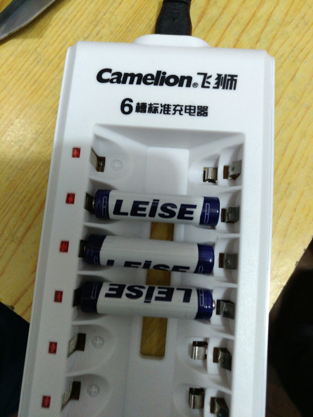 特价时买的, 价格便宜,7号电池充电时接触有点不好,其它都比较满意。