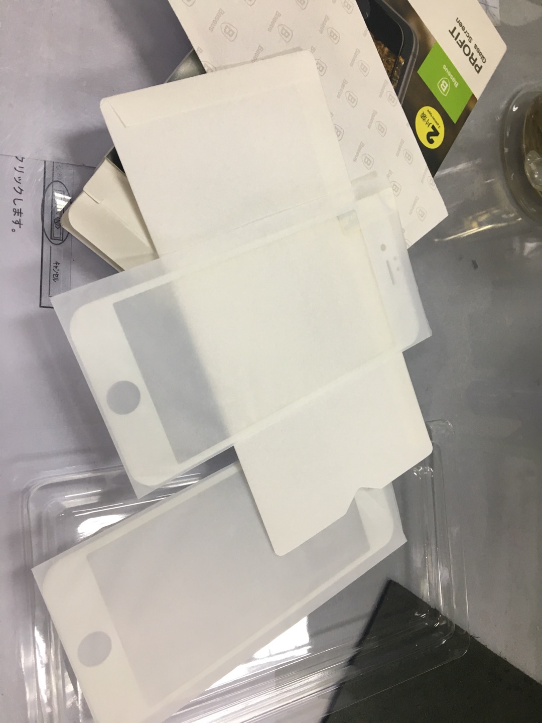 这手机膜与手机贴好后与屏幕相当一致不差,就是指纹相当厉害晕