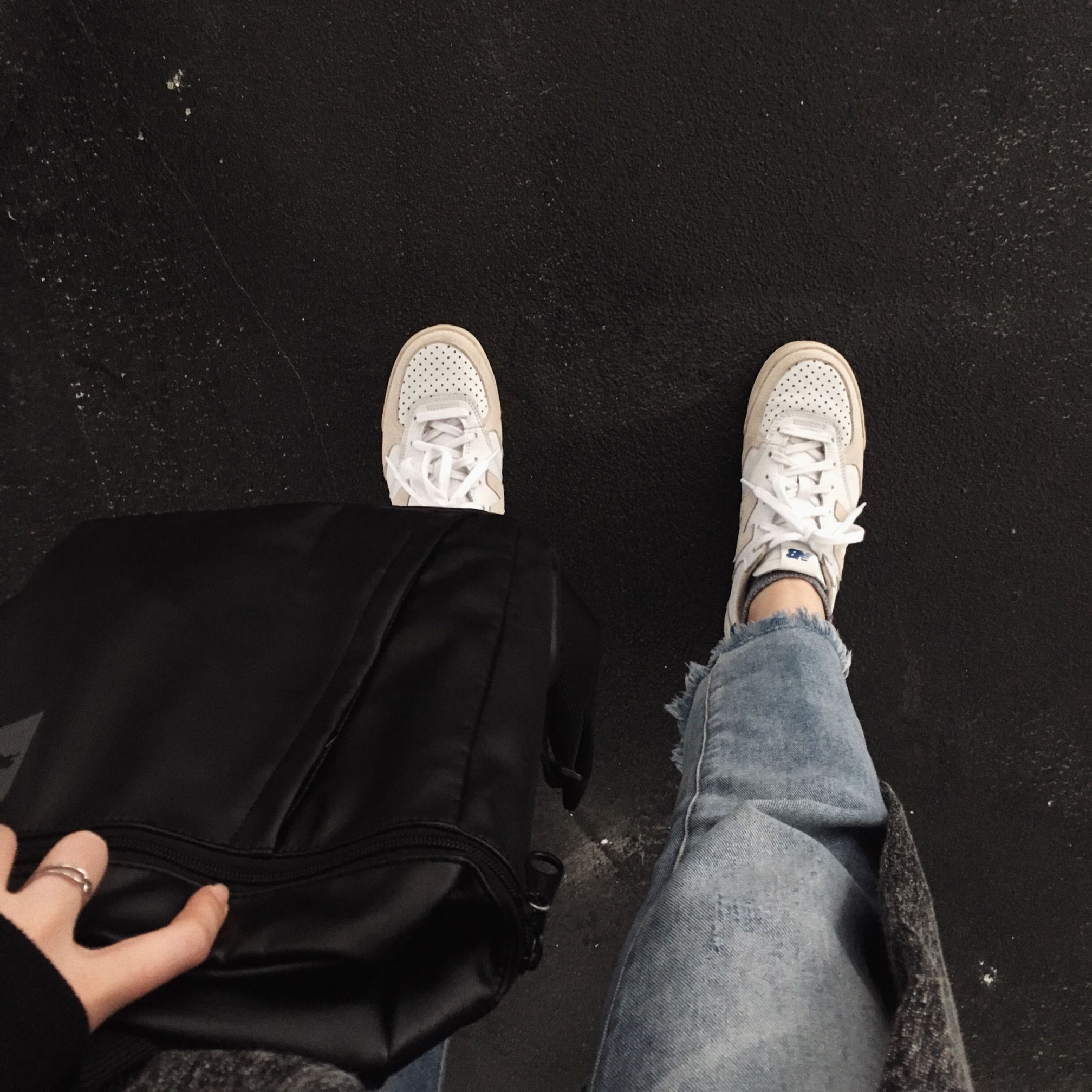鞋子挺好 客服态度一般,不理人。做工一般,瑕疵多。就这样吧 习惯好评 快递好评。