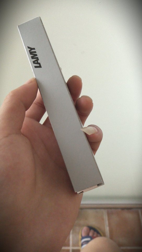 我以为是钢的 ,结果是胶的 ,写着的感觉还可以, 不过包装野太差了,刚看到还以为是发出货了?