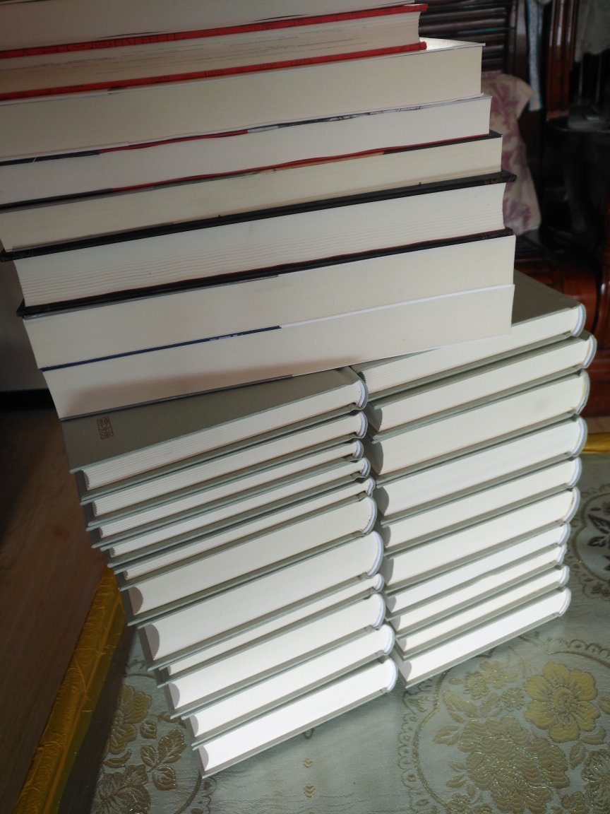 先说书,非常不错,正版,装帧精美,字体大小合适,印刷清晰,非常不错!再说包装,一堆书放在一个纸盒里,没有任何包装,更不要想泡沫垫之类的,实在难以忍受!