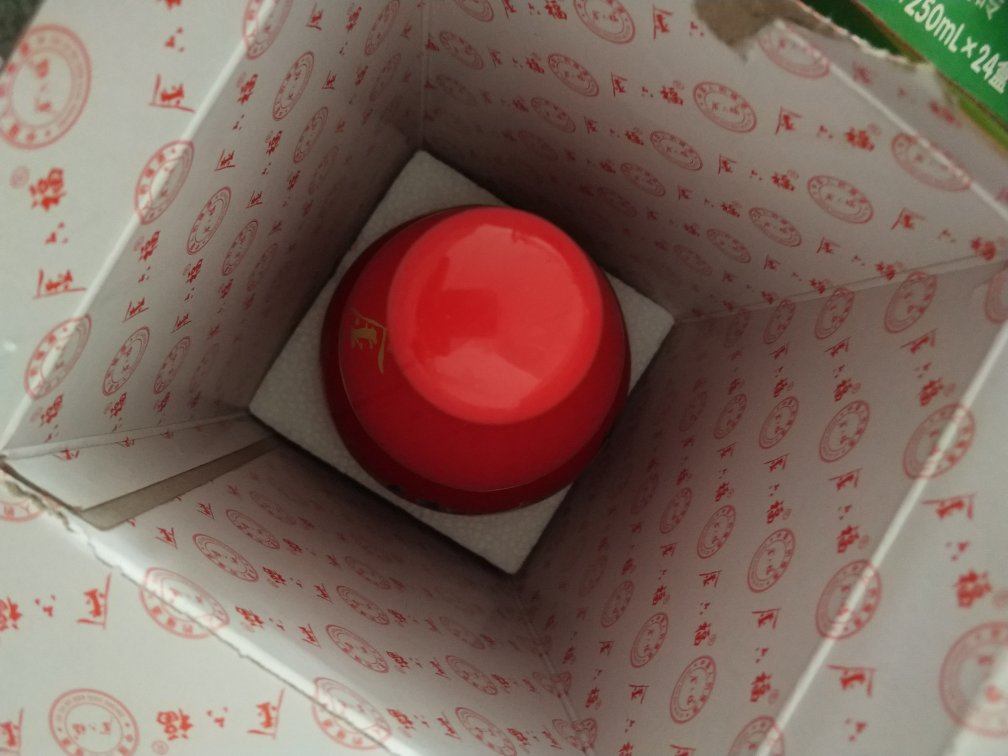 酒香味纯,清香开口,包装精美绝伦。