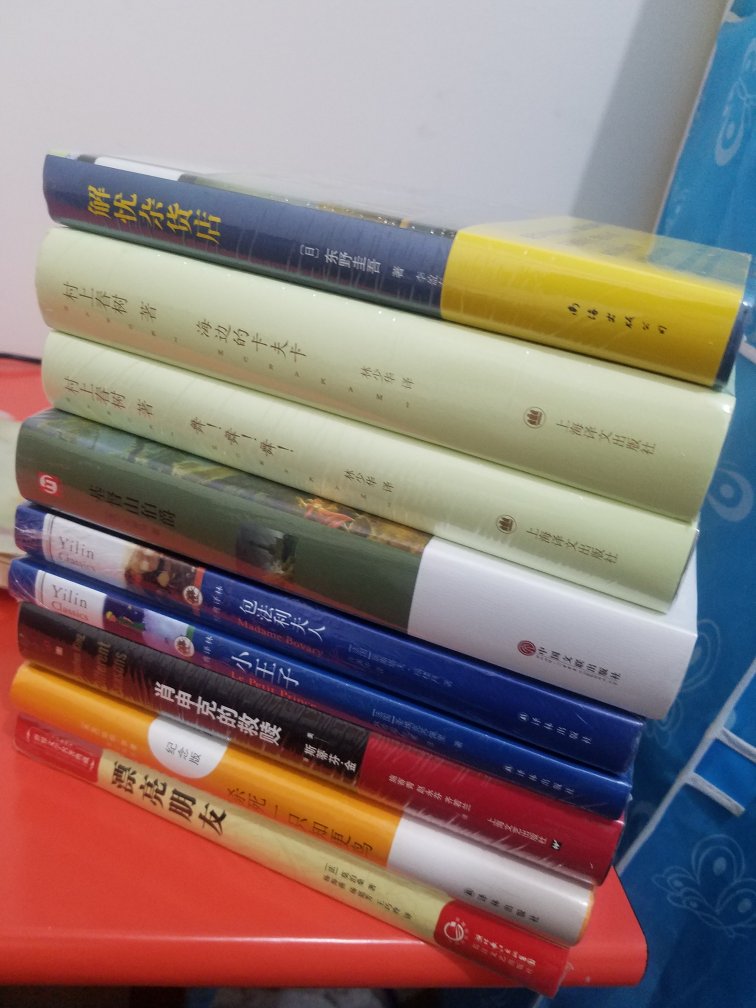 鸟雀呼晴,倾晓窥檐语(^_-)黛西那白皙的脸庞贴近他的脸时,他的心跳愈来愈快。他知道当他亲吻了这个女孩,并把他难以名状的憧憬和她短暂的生命气息交织在一起,他的心灵就再也不会像上帝的心灵那样无拘无束了。所以他等待着,再倾听一会儿那已经在一颗星上敲响的音叉。然后,他吻了她。经他的嘴唇一碰,她就像一朵含苞的花一样为他绽放了,这个理想的化身就此完成。他所说的一切,以及那无以复加的感伤,都让我想起了什么——很久以前在哪里听到过的一段难以捉摸的节奏,几句零落的歌词。有一瞬间,一个词快到嘴边,我的双唇像哑巴一样张开,仿佛除了一丝受惊的空气之外,还有别的什么挣扎着要
