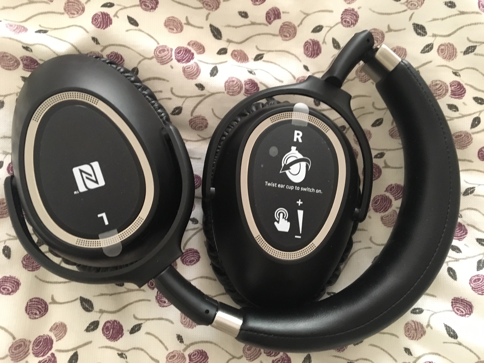 真的赞,和同事对比的qc35对比一下音质更直接,昨天在工体看球前使用降噪一下就没背景音了,就是盒子如果能改成硬的并且加一个握带就更好了