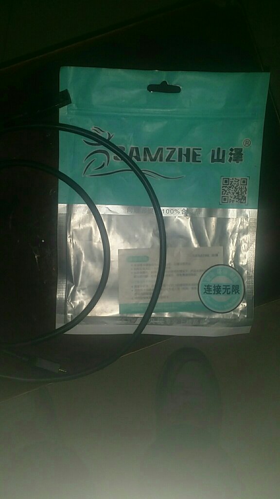 用了一段时间才来评价,数据线比其它牌子的都要粗的多,看着有点挺结实的,东西是挺不错的,就是给手机充电有点笨拙,其它都好!