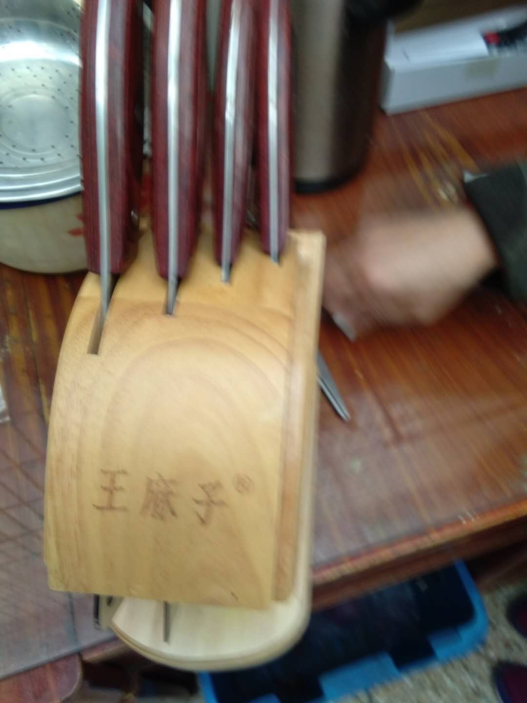 活动买的王麻子菜刀,,真是值了。送货的吓着了,买了这么多。总共花了四百买了一堆。就是券王。