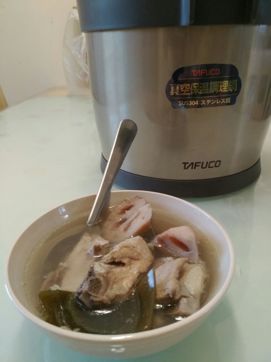 下午收到锅,晚上十一点将汆过水的排骨,加入藕块,海带结一并放入内锅(调料只放了姜块和葱段),在火上加热到沸腾,持续沸腾15分钟后放入外锅焖烧。到第二天早六点左右开盖,排骨酥烂,莲藕海带软糯,汤味比较鲜,稍加盐后便可以吃了,汤温度估计在60度左右(只做了半锅所以估计保温性会有点儿不足)。觉得焖烧锅做出的汤和砂锅慢炖出来的比较,味道不如砂锅慢炖出来的汤味道醇厚,但图个不用看火比较方便。刚从网上看到介绍说,用焖烧锅做食物打开锅后再加热沸腾十分钟左右会增加食物味道的释放,下次尝试一下。关于这口锅,觉得包装及说明书过于简单,如果能附赠菜谱更好,活动价购入尚觉性价比还可以。如果原价购入觉得不值。保温功能还算可以。