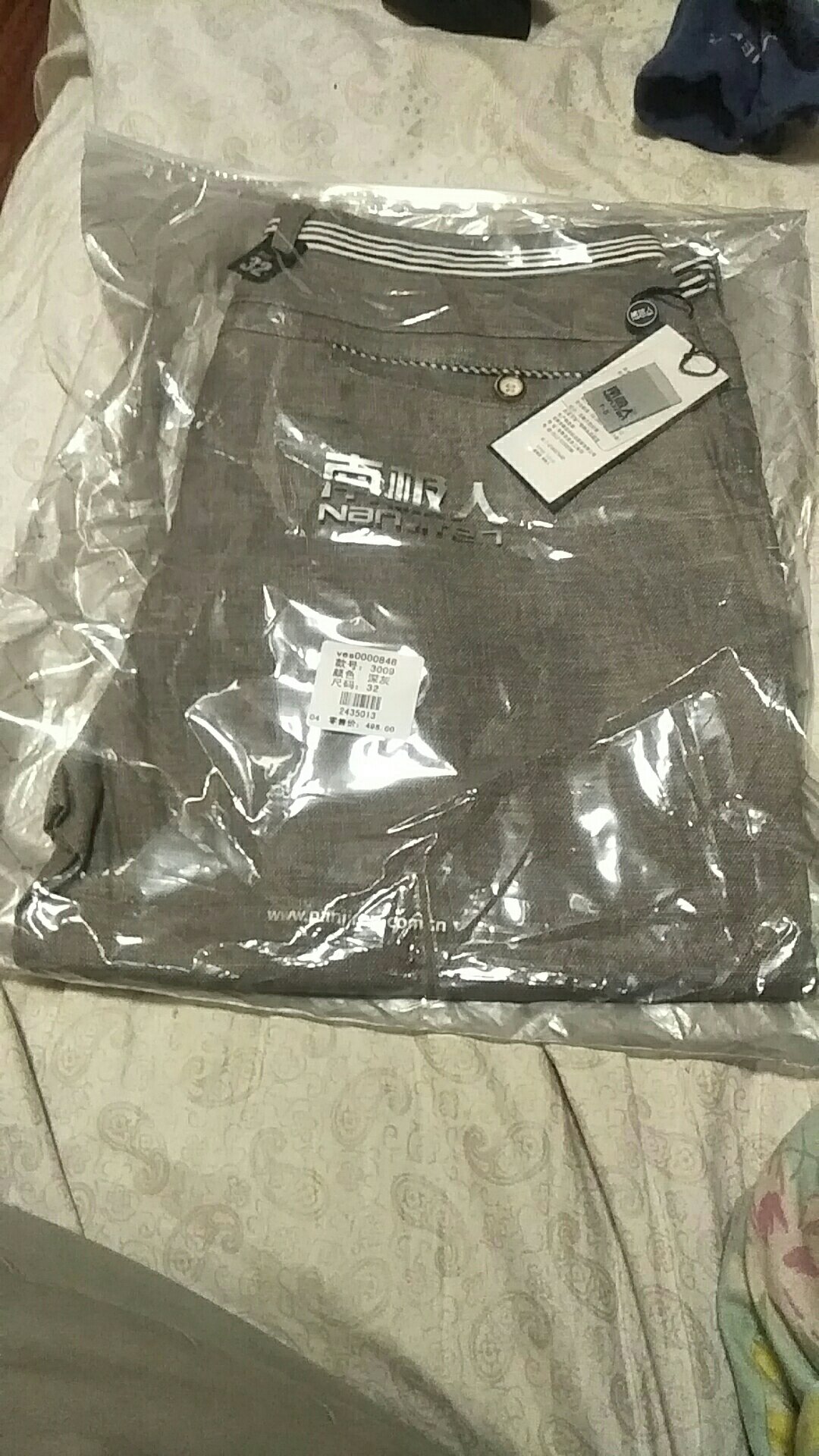 裤子收到,摸着布料还可以,穿着整合适,快递也可以,下次还光临你店,给五星吧。