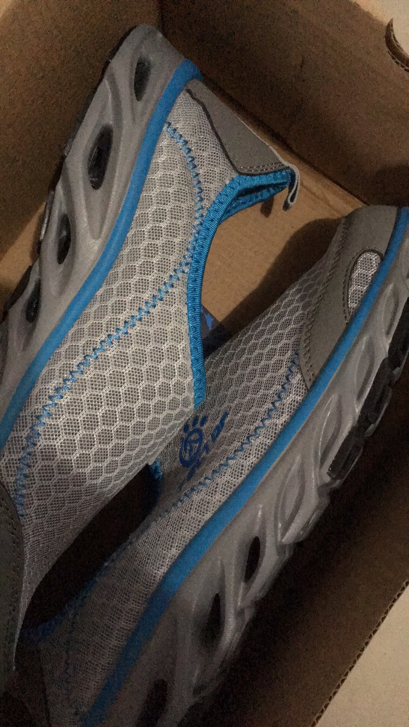 鞋子大小合适,穿上去感觉很轻便,不错。