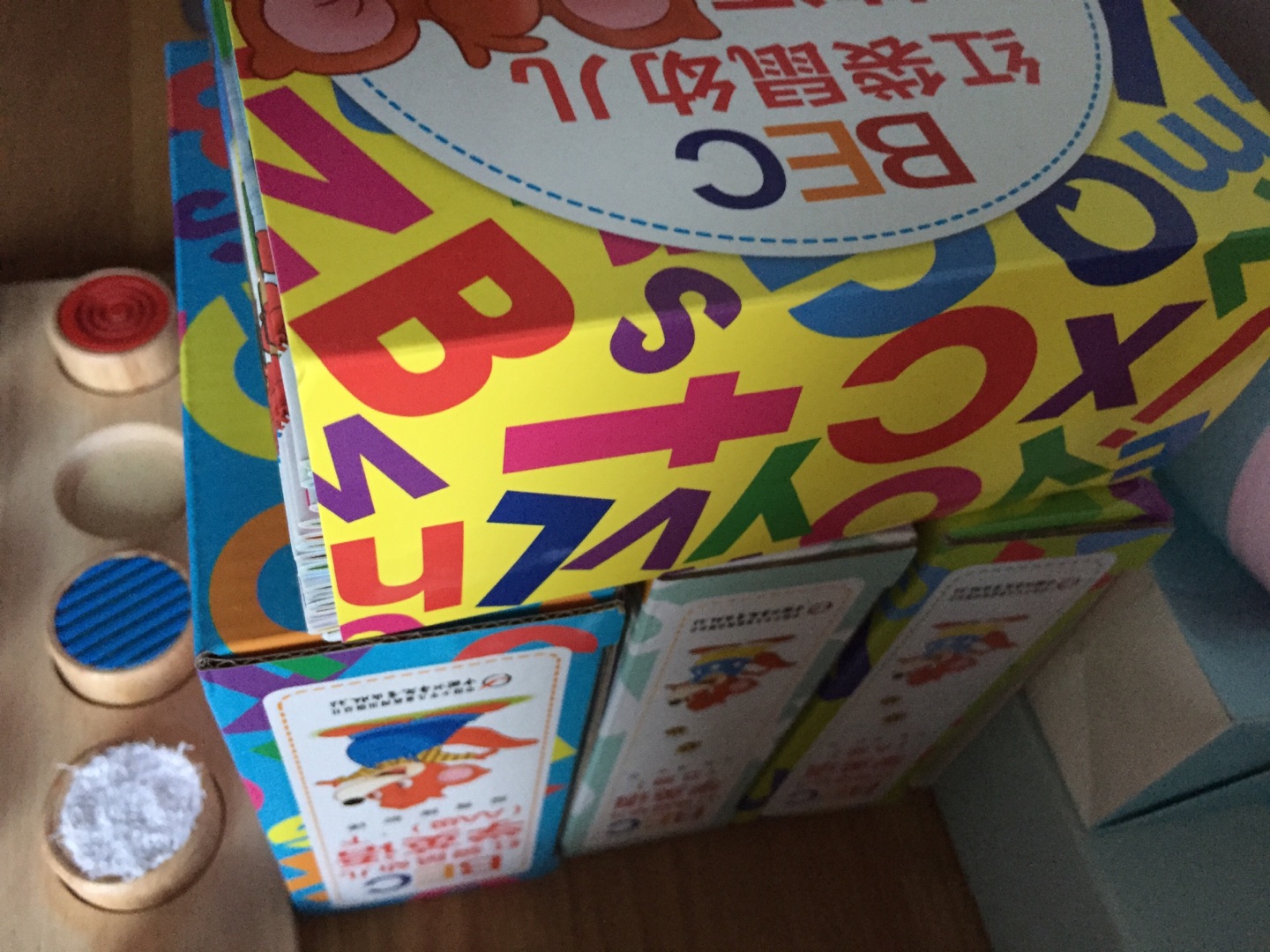 买这书一点一波三折。 下单后一直没货,等了大半个月显示终于采购完成。不过质量还是不错的,小孩很喜欢。也能配合乐悠悠点读笔使用。