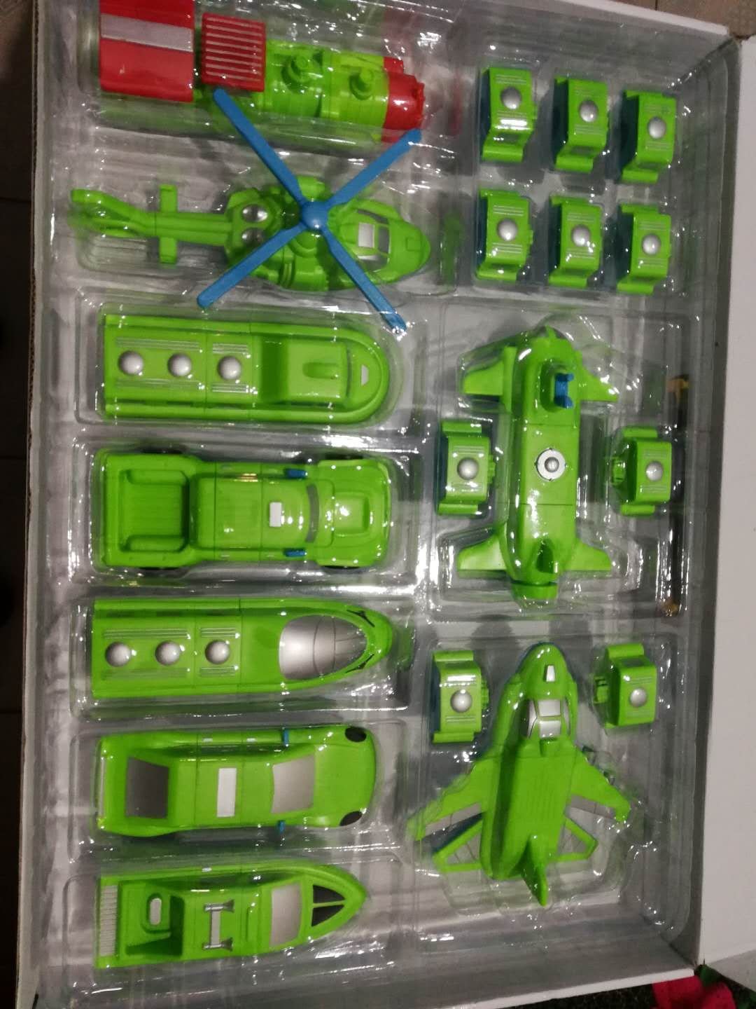 玩具很好 宝宝很喜欢 爱不释手 而且快递小哥非常好真的非常好 直接送到家里了 服务非常非常好 一定要听听消费者反馈 这么热心认真负责快递小哥 应该给予奖励 为快递小哥点赞