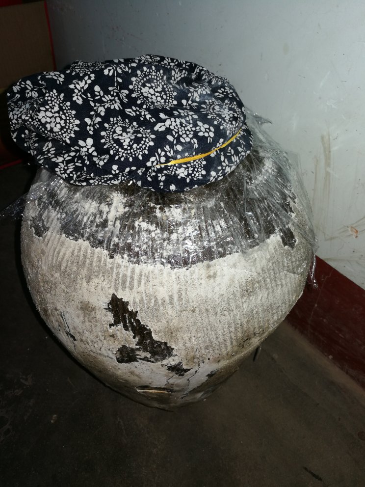 还不错,送货很快,买了两坛有一坛没送到,退款了,还没喝,放几年再说!不是一六年了,便签上面是一七年了!