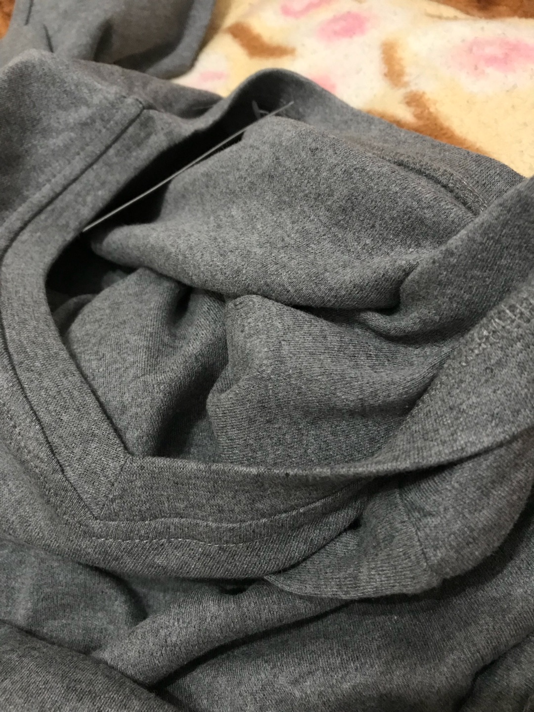 手感不错,衣服挺薄,穿着比较舒服。衣服灰色。,不知道是不是纯棉的