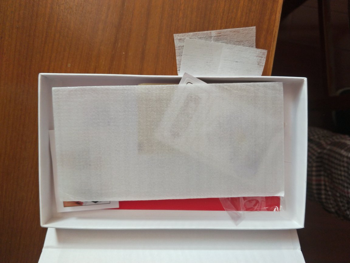 有白边,需要用白边修复液,屏幕非常容易脏,擦不干净,耐尔金的那个其实非常好,可惜下架了,买了好几张,就那个好,不用白边修复液,因为膜比屏幕小一圈