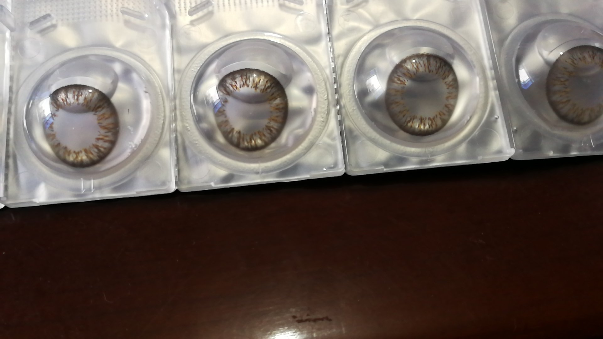 第二次购买这个牌子,就想多试试颜色,还没有开始使用,不过看着还是很满意的,虽然生产日期是2016年的,不过保质期五年,也不存在担忧。