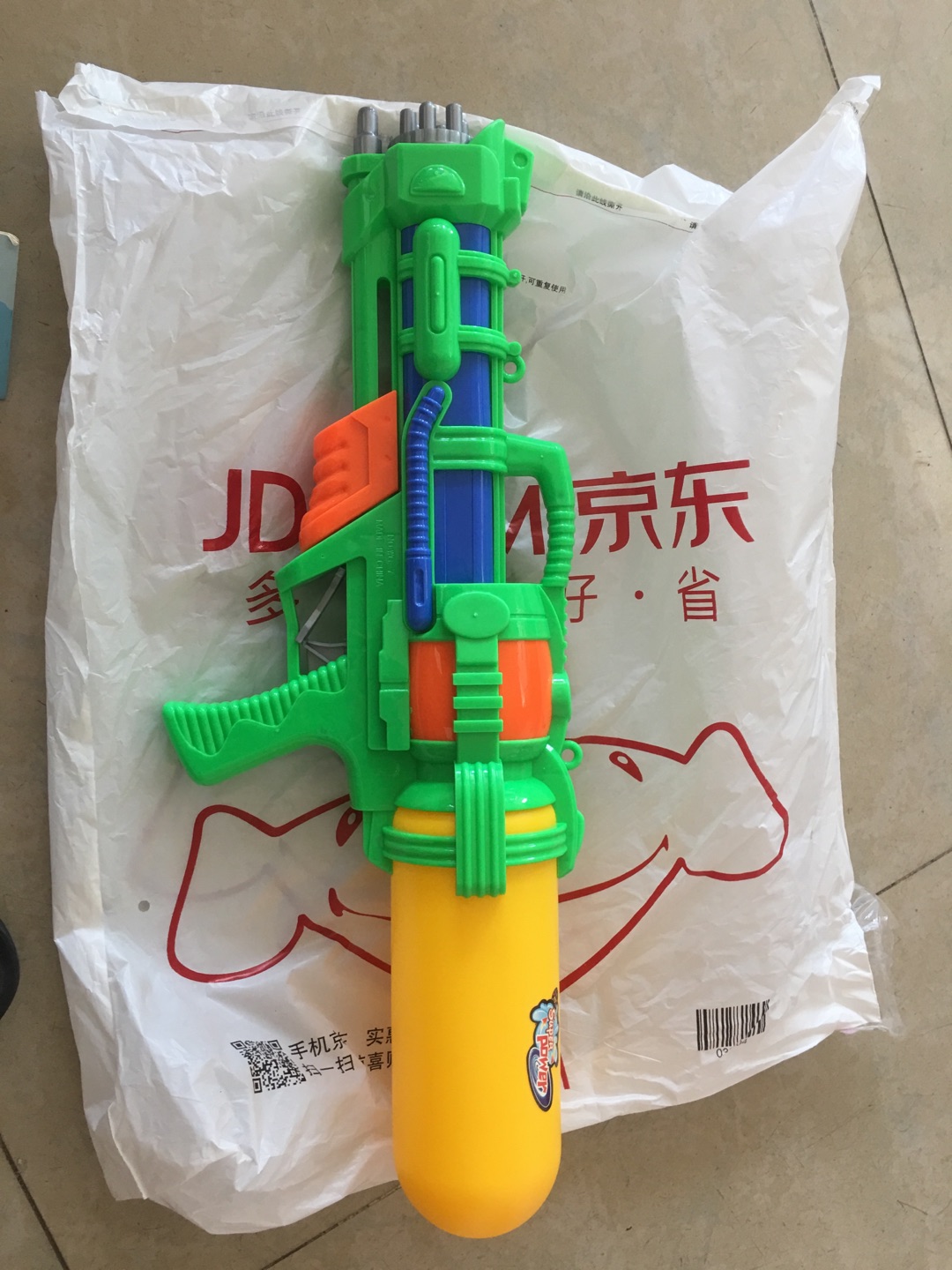 小孩很喜欢,质量很好,颜色鲜艳,没有胶味。