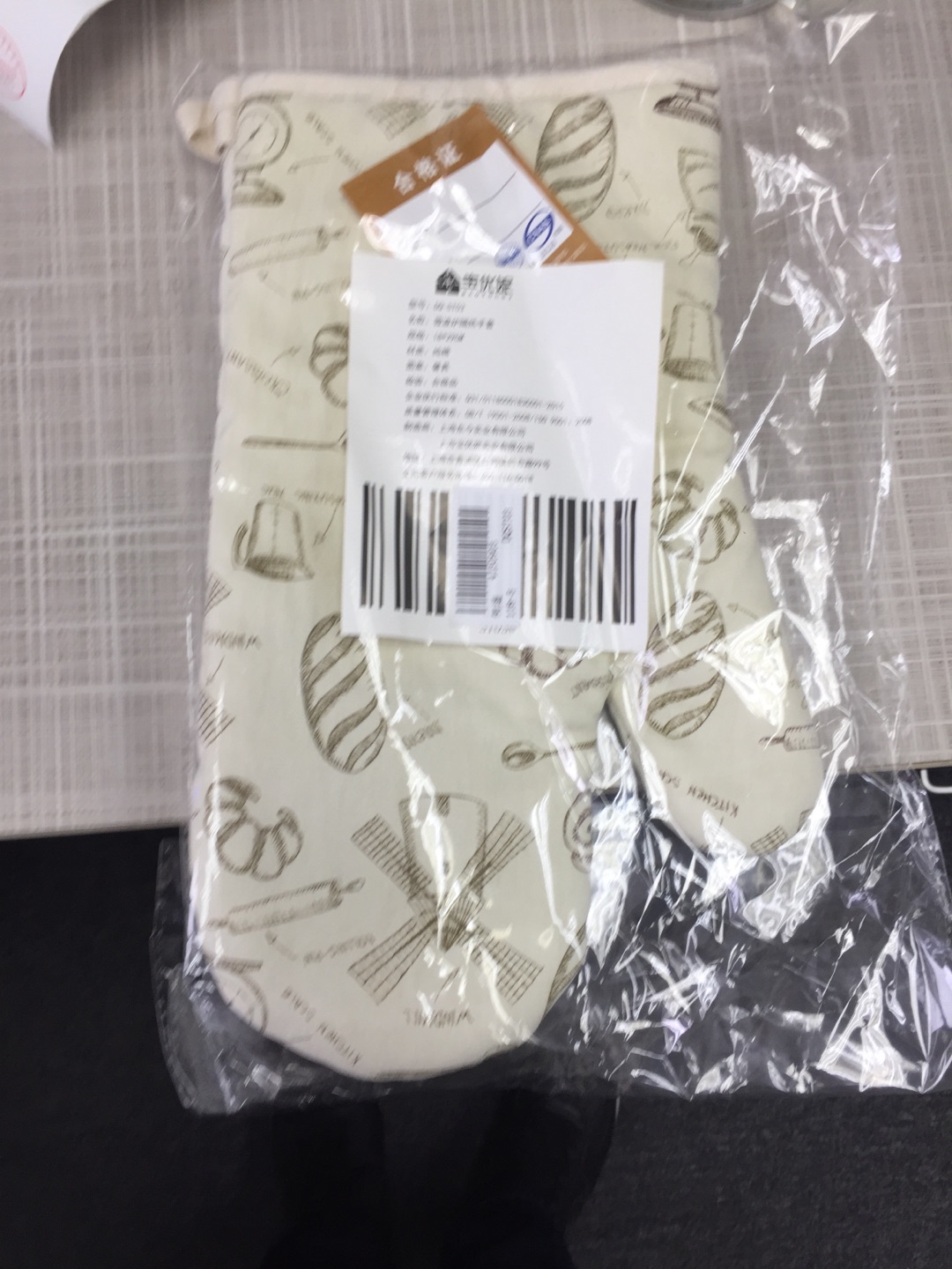 挺好,还行的,只有右手一只,没什么气味,整体还可以吧。