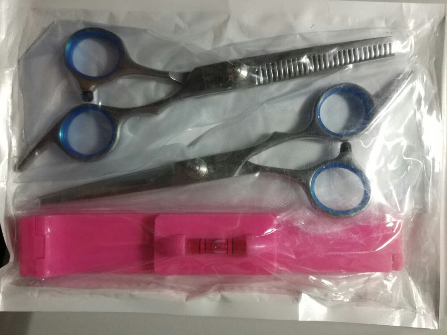 包装很好,剪刀很好用,以后不用去理发店剪刘海了,自己在家就可以剪