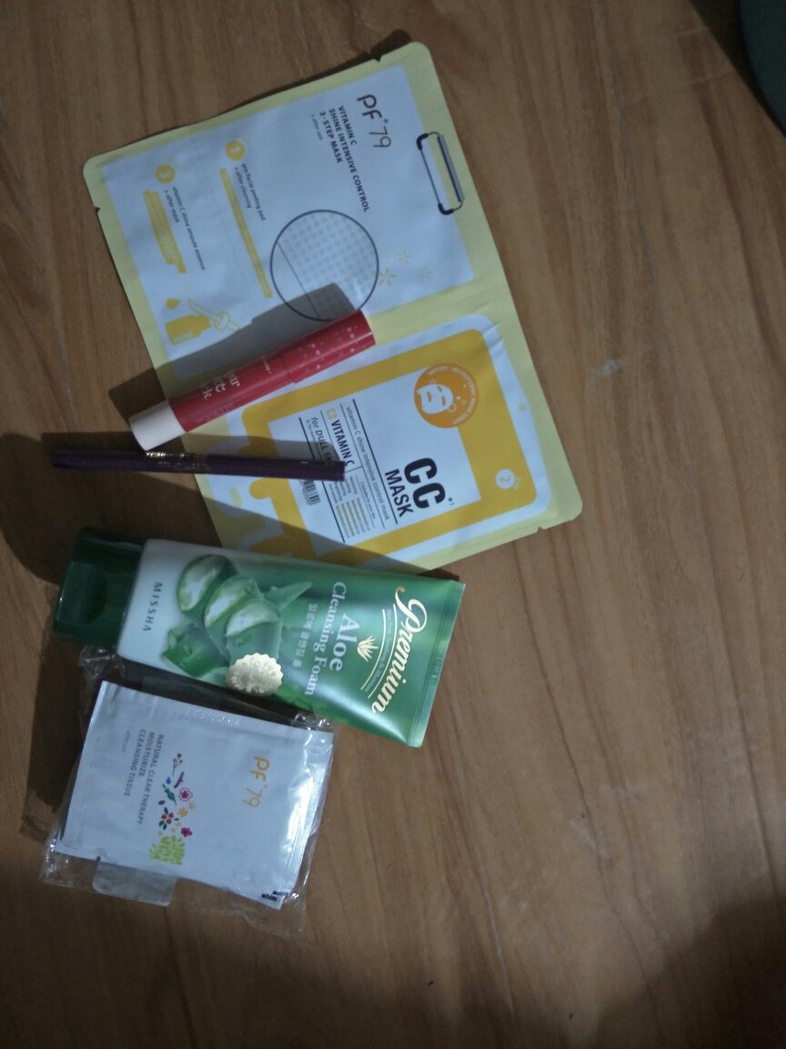 一片一片包装很方便很干净很卫生,方便携带还没用来卸妆。希望能卸干净,