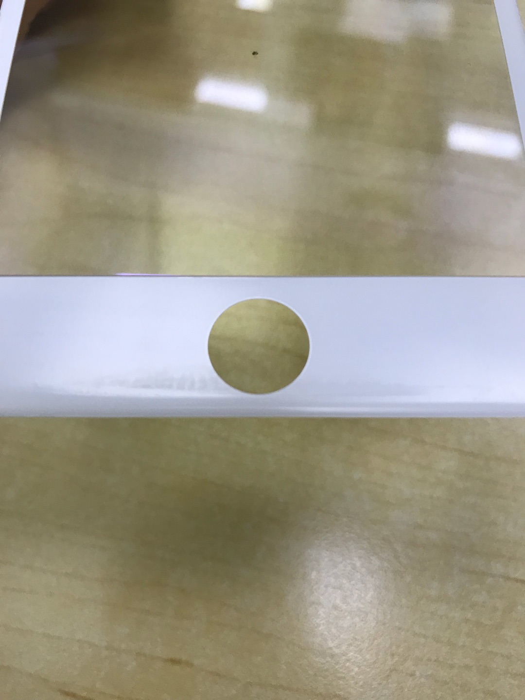 开始以为表层有磨损。其实是上面的一层膜在。质量很好。手机屏摔坏了一点小角。这样掩盖上就完全看不到了