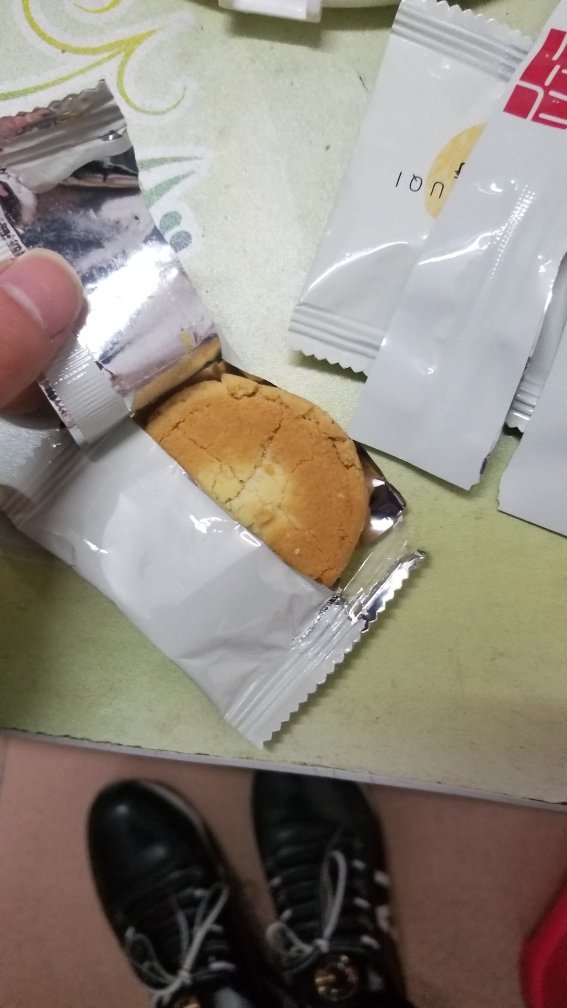 就鸡儿用一个袋子装,箱子都不舍得吗?全给我压碎了,一直掉渣还怎么吃