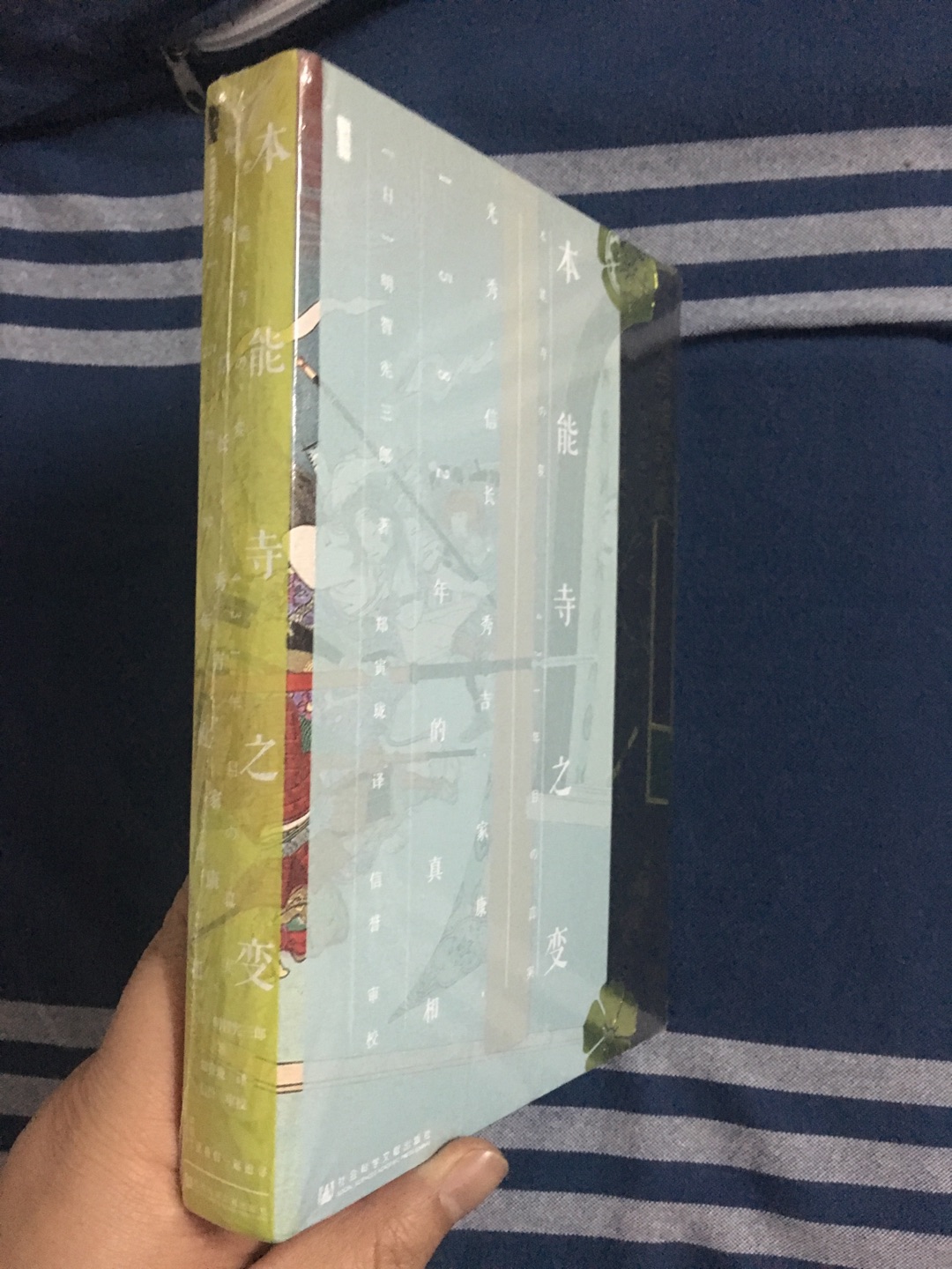 原来是用盒子和空气泡膜,后来只有盒子,现在打着环保的名义只剩塑胶袋了,塑胶袋是否环保?你能保证每一个快递没有被暴力分拣?试问哪位买家愿意买一本新的破损的书?麻烦用点心好吗?如果这样包装书籍,要慎重了!