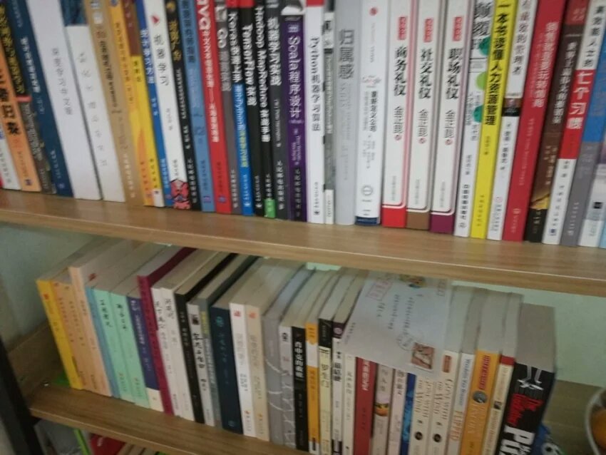 毫不犹豫的买下了,速度果然非常快的,从配货到送货也很具体,快递非常好,很快收到书了。书的包装非常好,没有拆开过,非常新,可以说无论自己阅读家人阅读,收藏还是送人都特别有面子的说,特别精美;各种十分美好虽然看着书本看着相对简单,但也不遑多让,塑封都很完整封面和封底的设计、绘图都十分好画让我觉得十分细腻具有收藏价值。书的封套非常精致推荐大家购买。 打开书本,书装帧精美,纸张很干净,文字排版看起来非常舒服非常的惊喜,让人看得欲罢不能,每每捧起这本书的时候 似乎能够感觉到作者毫无保留的把作品呈现在我面前