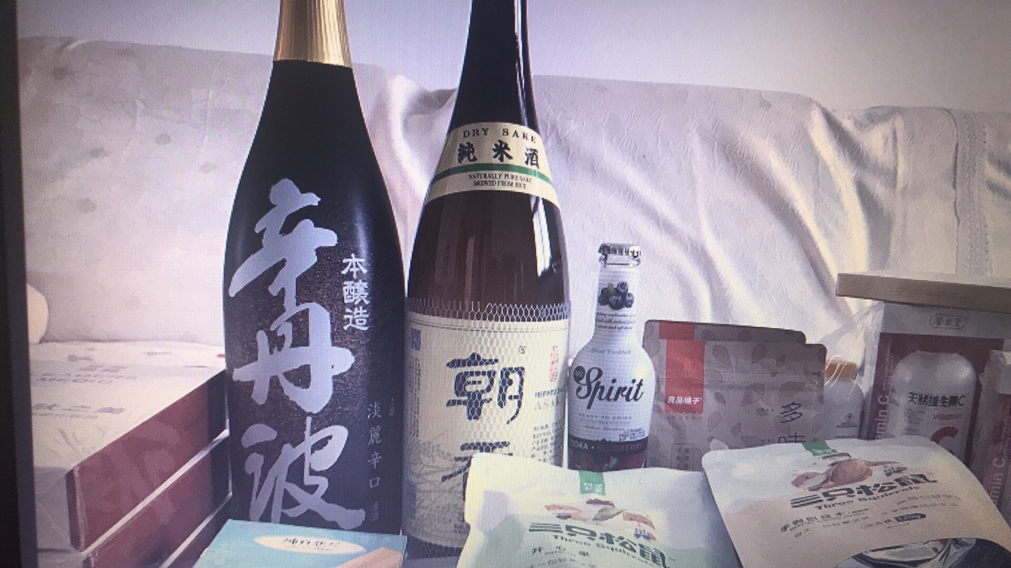 人不在家,父母签收的,快递员不错,评价这种必须现场拍照的设计什么时候能改改,产品经理蠢