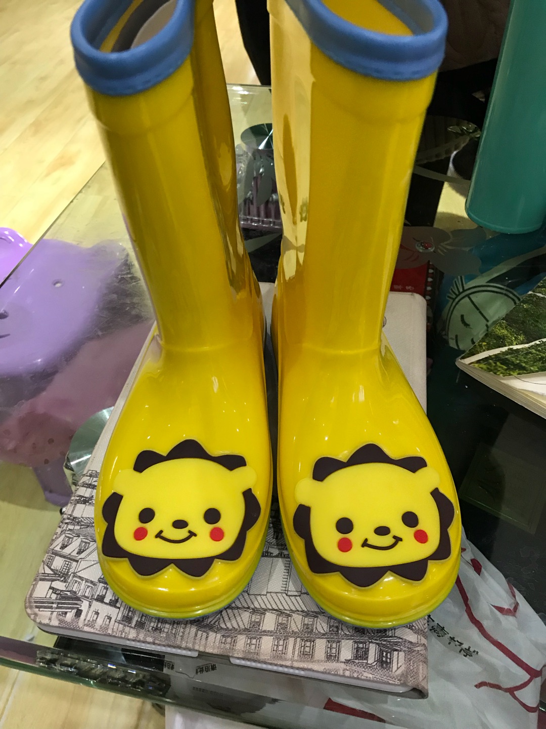 鞋子好看,舒适度也不错,尺码合适!满意