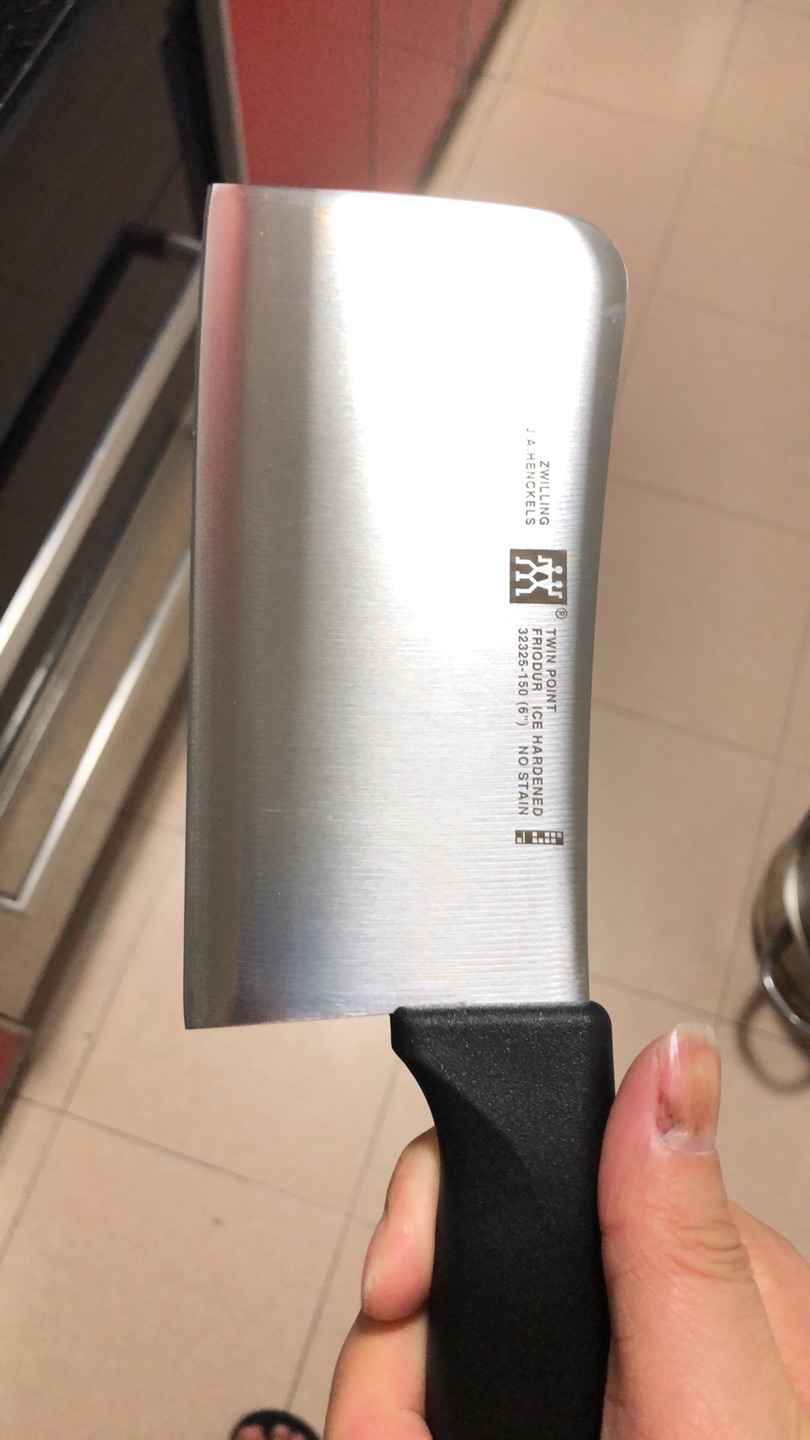刀具很漂亮,不愧为大牌子,一直想买一套好的刀具。这样做起饭来也特别舒服