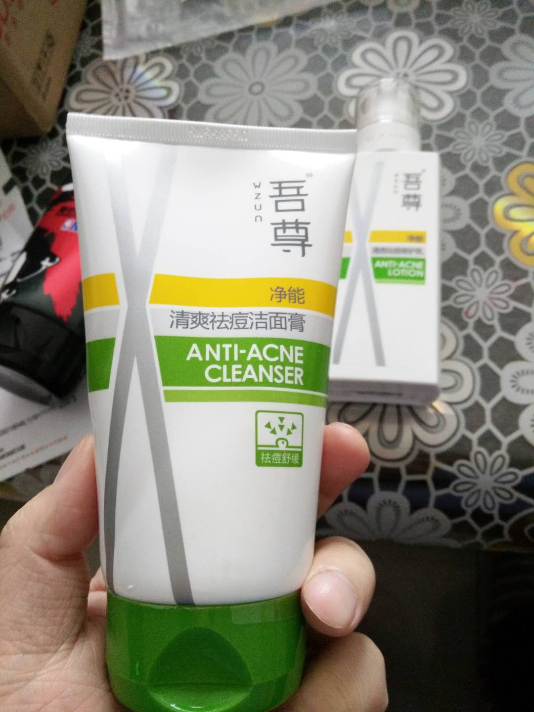 活动买确实划算,希望这个能把痘痘消下去,使用一段时间再说吧