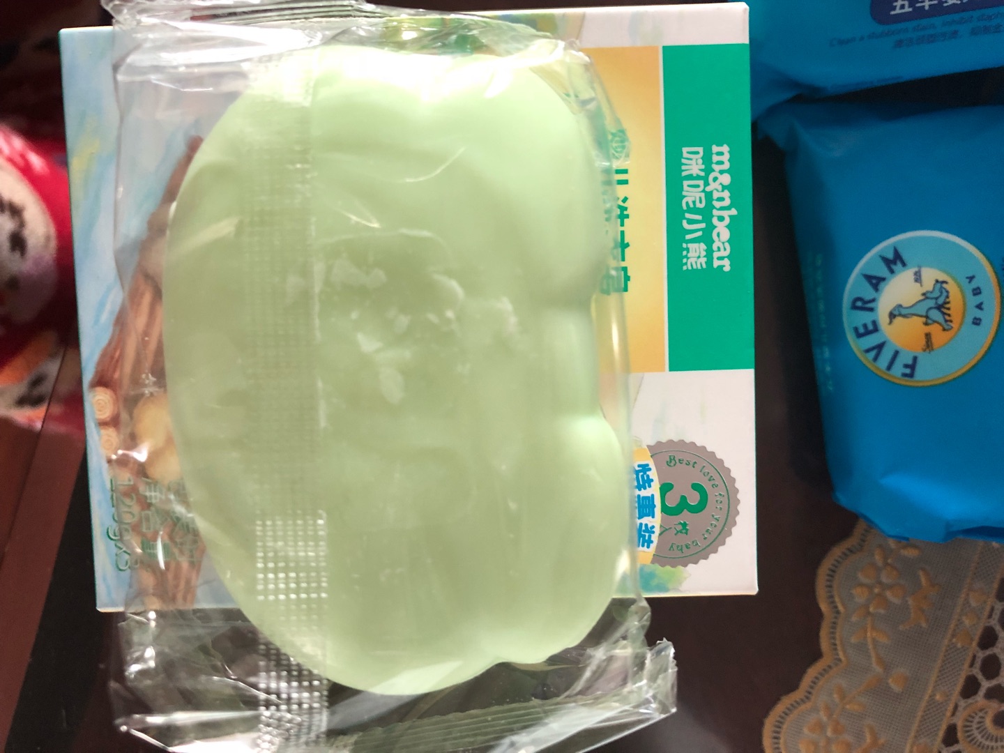 五折买的,洗的是很干净,就是香味太重了,宝宝用的不用香味这么重,还是喜欢五羊的洗衣皂