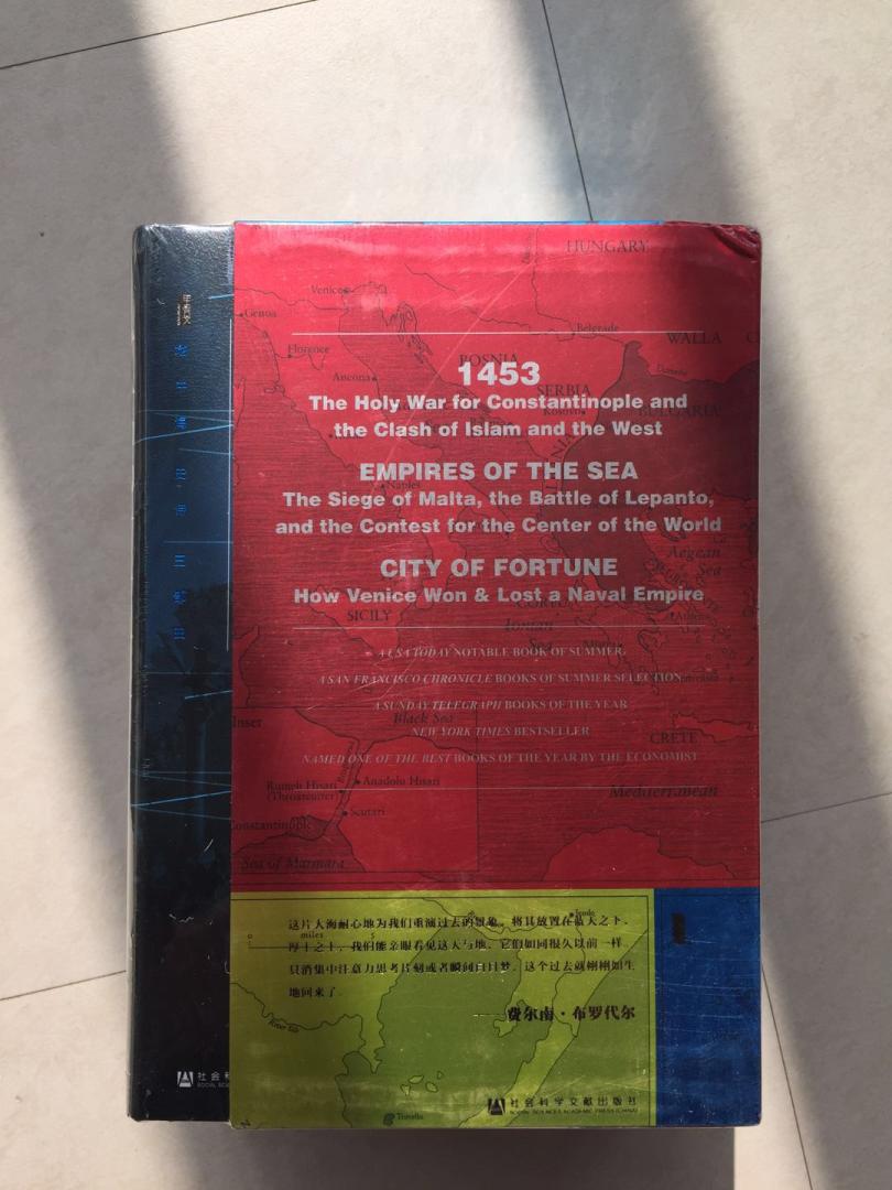 《心画:中国文人画五百年》重要的贡献是还原了文人画的真实含义及其产生的社会环境。文人画在北宋产生之时,主要指的并非是一种鲜明的绘画风格,而是士大夫阶层对自身创作活动的一种认同和期许,并以此和那些职业画家划清界限。之后,经过南宋、元代、明代,文人画的概念不断变化发展,文人画与院画、画师作品之间的关系变得愈加复杂微妙。苏轼对于士人阶层的推崇,在董其昌的南宗北宗论中得到一种新的回响。 本书以纵横开合、明暗相照的叙述结构展开,切入中国画的生成原境,以广阔而宏大的历史视角、对思想体系的社会历史背景的细腻分析、饱含思辨力和理论穿透力的笔触,清晰呈现了中国文人画理论的生发、演变与成熟的发展全貌。