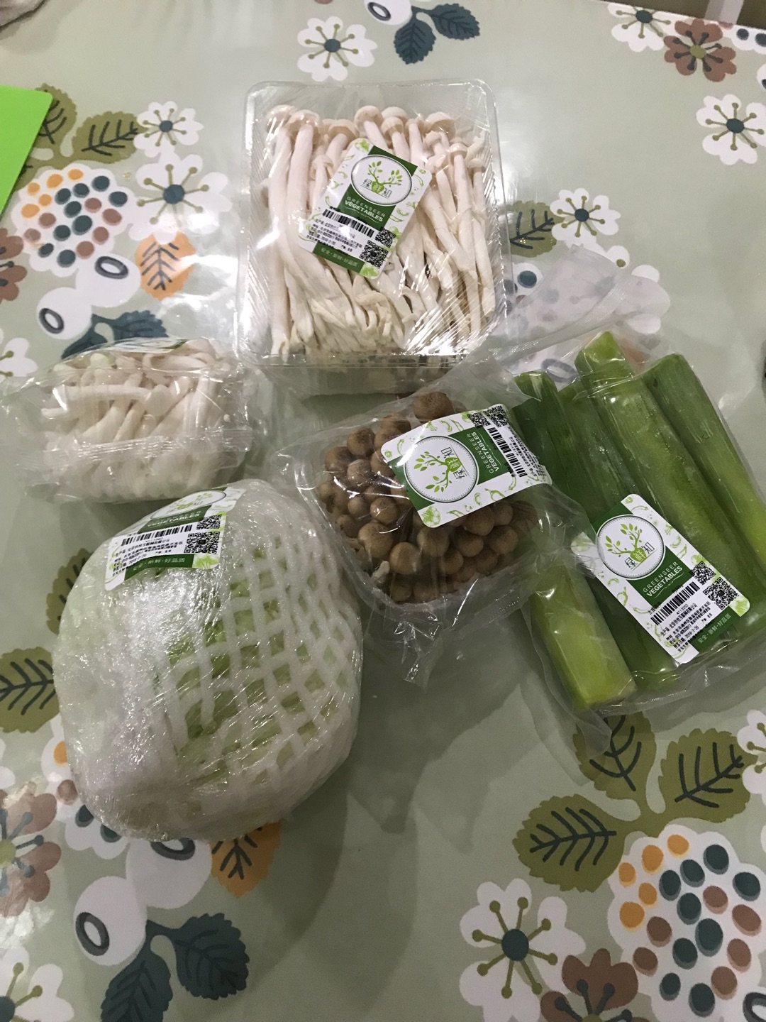 送货快,菜也很新鲜,值得购买,以后买菜也选,不用跑菜场啦