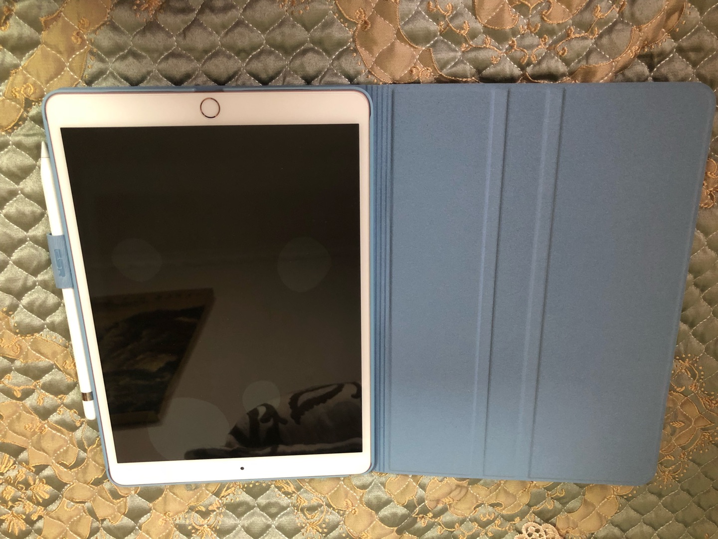 质量真的很好,手感棒棒哒,也能放Apple pencil,非常非常非常满意!