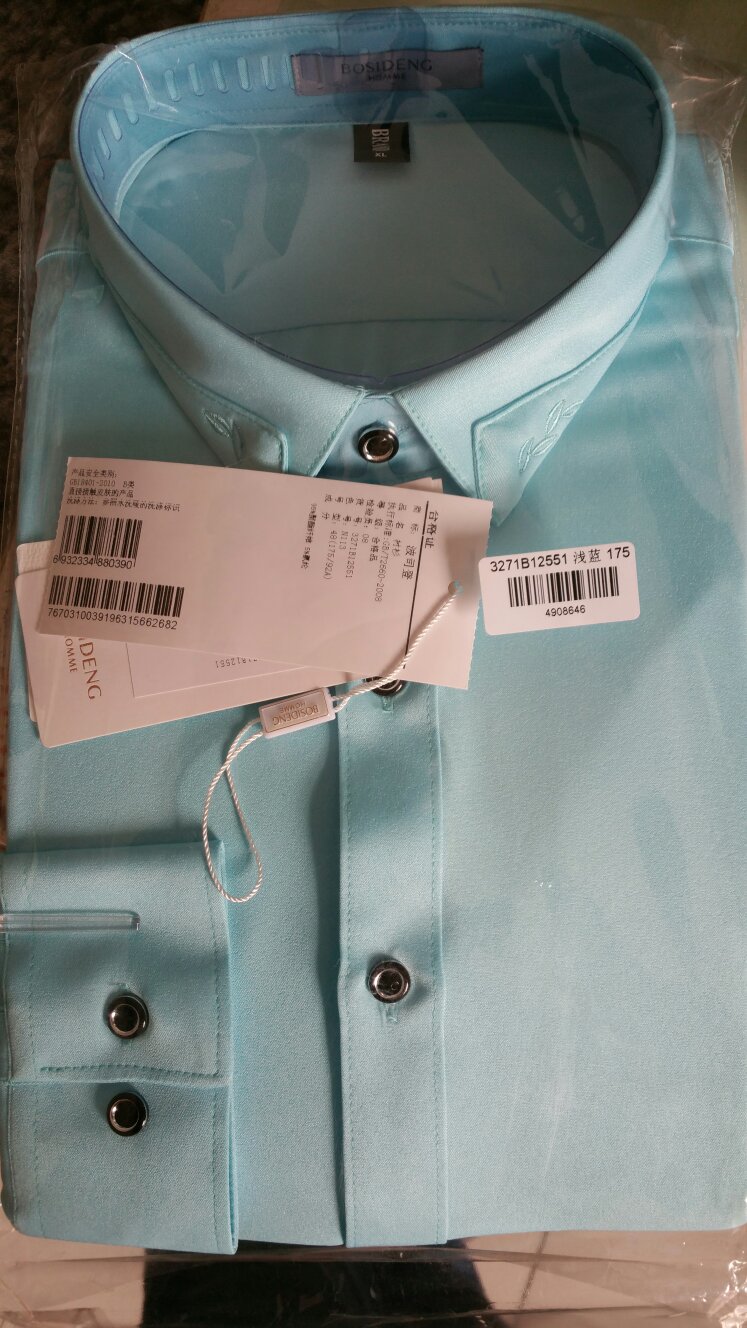 衣服面料很好,很丝滑的手感,有点单薄,但洗了之后不易起皱,质量很好,颜色也很正,和图上的基本没什么误差。一口气买进了3件,值得入手。