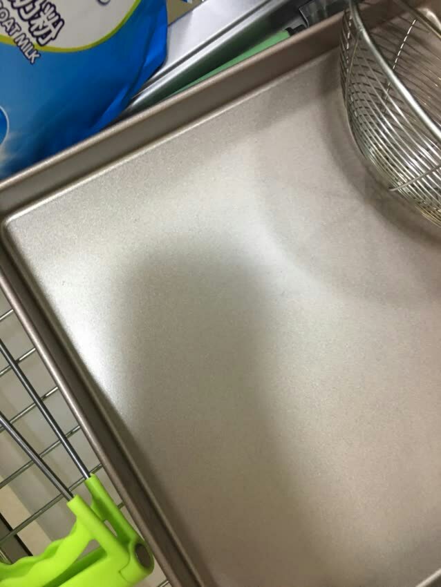 做工精细,颜色好看很实用而且是不沾的小金盘