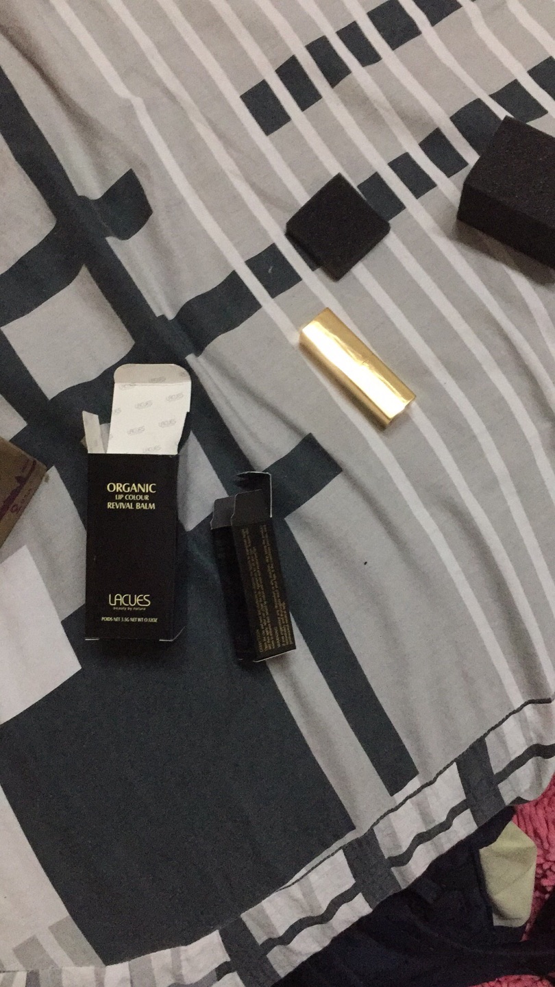包装很简单,第一次买口红给老婆也看不懂真假,中文标签都没有,全是英文