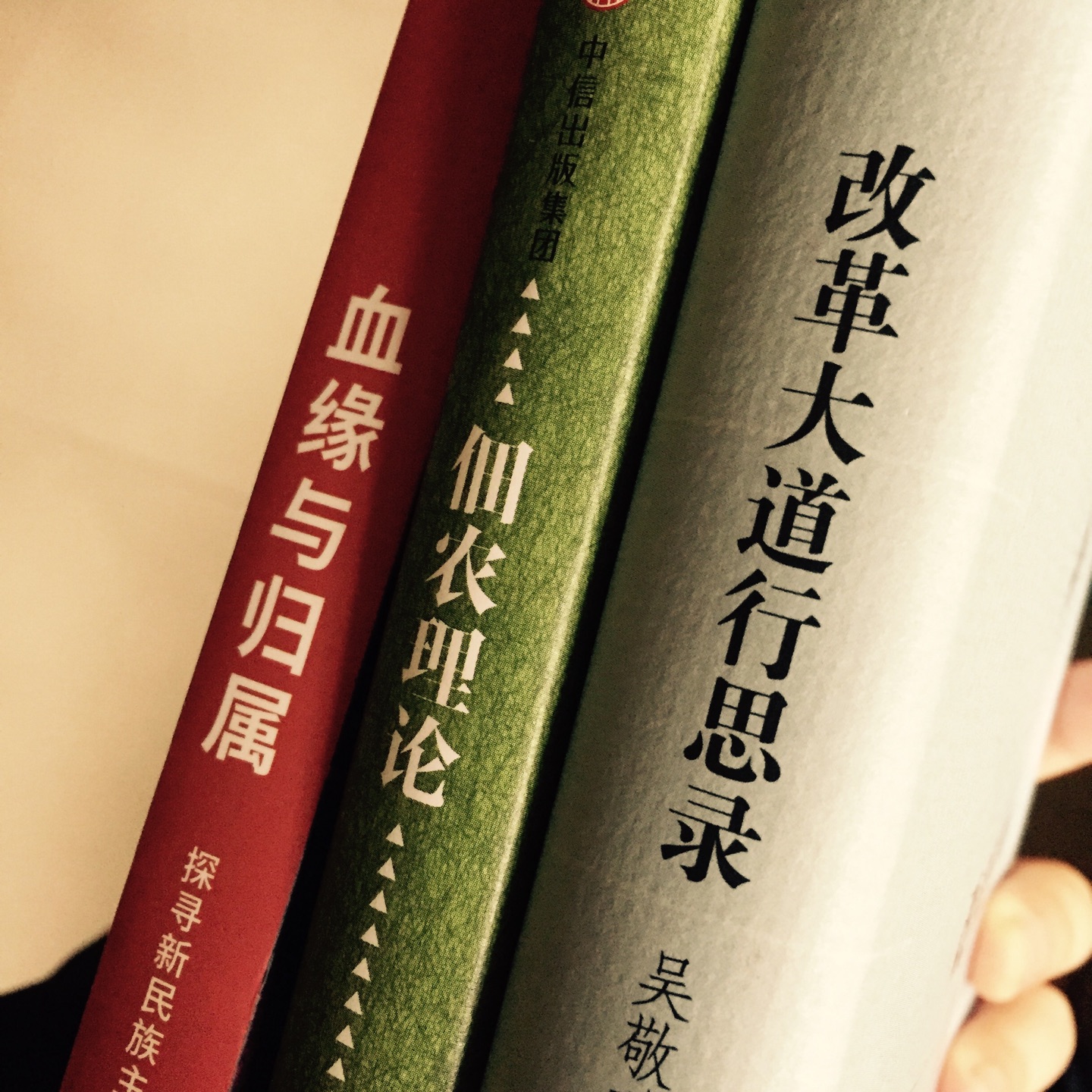 张五常博士论文《佃农理论》典型的造假!其中“管制的是固定总地租还是分成率?1949年法令与1951年法令的混淆 ”一节,真正故意混淆法令的其实是张五常自己!张五常转引的1949年《台湾省私有耕地租用办法》第2条的第二段仅仅一句:“前项所称正产品以已往习惯所缴之产品为主。”然而,根据何保山《台湾的经济发展》的引文,该段后面还有:“总年产量的标准数额将由县或市的三七五减租运动委员会根据有关资料并按照当地实际情况评定(1949年5月实行),评定结果将呈报省政府批准。”笔者也专门查看了《台湾省私有耕地租用办法》,确认何保山的引文是正确的!张五常把1949年法令中有关“收获总量标准”的规定故意漏掉,然后就胡言乱语说:有关收获总量标准的规定,“在1949年的条例中是完全没有的”,直到1951年法令中才出现,而且“使用了将来时态”;“有趣的是,1951年后出版的、讨论1949年减租条例的文献通常似乎都把1951年的法令当成了1949年的条例。”证据请看图片。明明自己在故意混淆事实,却倒打一耙说别人混淆,造假造到如此无耻的地步,天下间除了张五常有谁?!